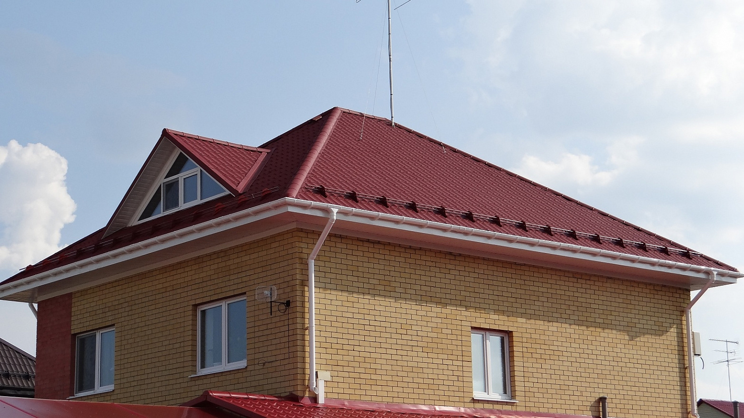 Кронштейн желоба металлический Docke LUX, пломбир
